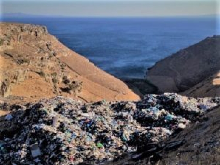 Περιβαλλοντικό έγκλημα στο Αιγαίο: κρύβουμε το κεφάλι μας στην άμμο (και στα πλαστικά που καλύπτουν το βυθό)